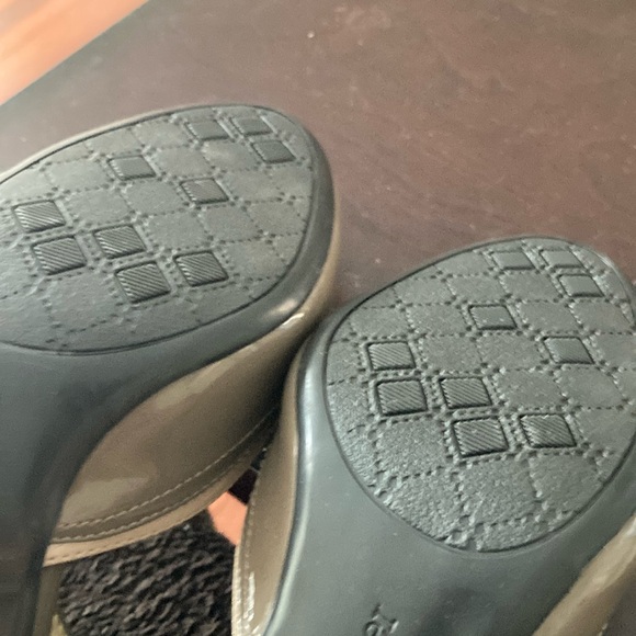 Naturalizer Tan and Gray T-Strap Heels - Picture 6 of 8